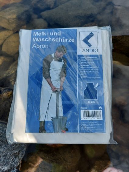 Protective apron for fish and meat handling as well as gardening and agricultural work
