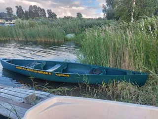 Keltainen kayakki veden äärellä