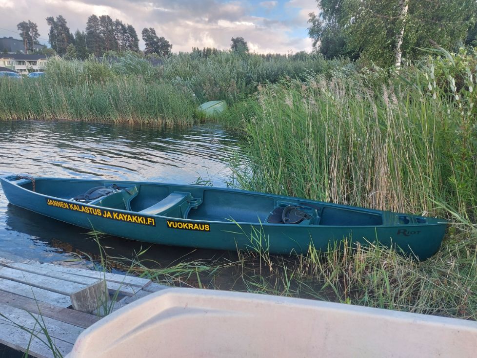 Keltainen kayakki veden äärellä