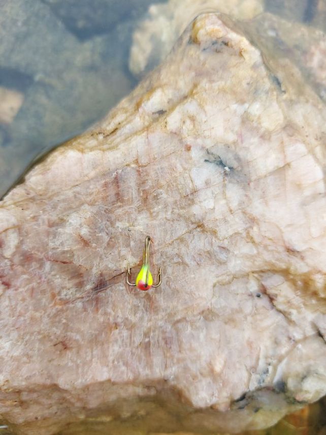 Värikoukku kolmella koukulla pituus 11 mm - 12 mm 