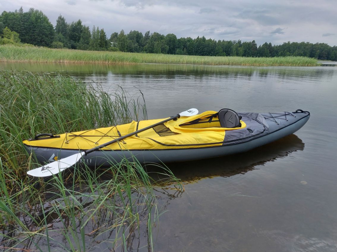 Keltainen kayakki veden äärellä