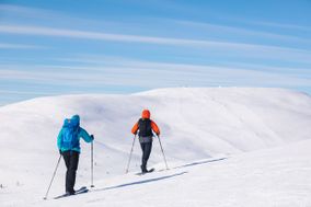 2 hiihtäjää talvella